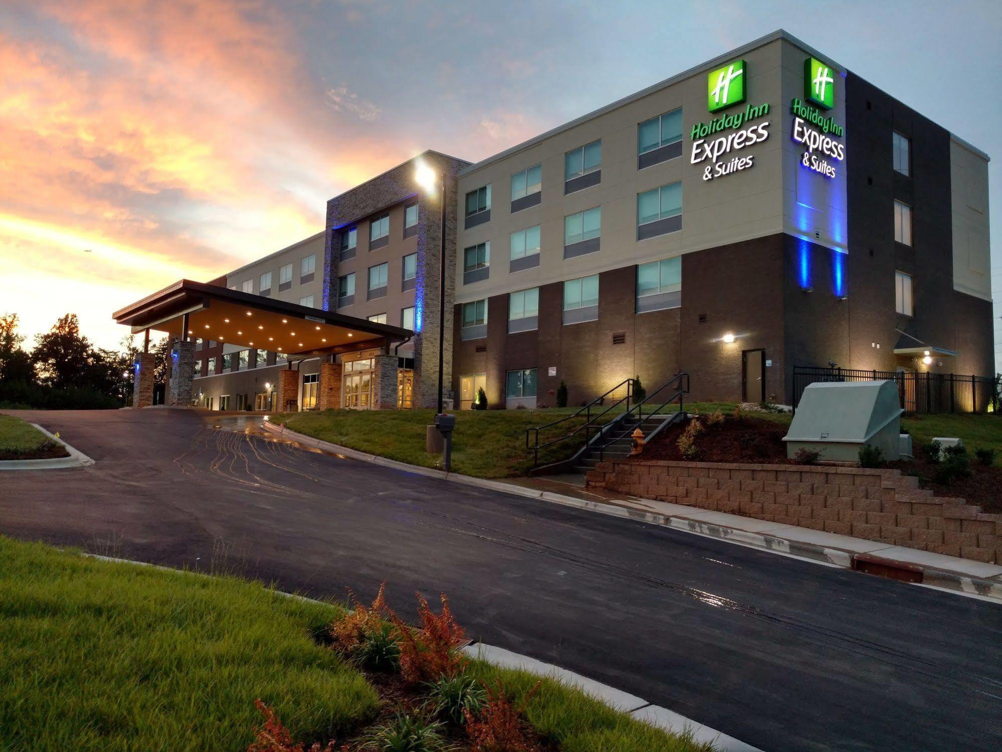 Holiday Inn Express & Suites - Charlotte Ne - University Area, An Ihg Hotel Экстерьер фото