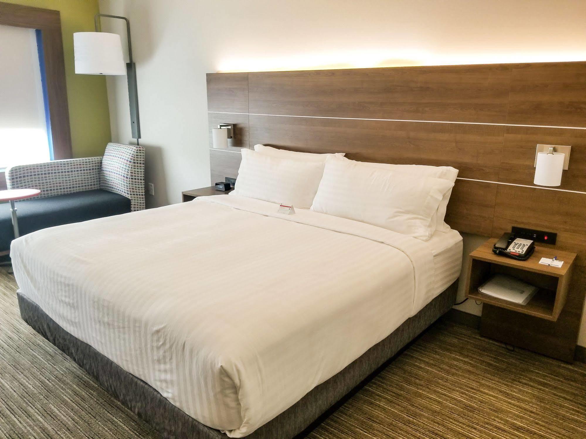 Holiday Inn Express & Suites - Charlotte Ne - University Area, An Ihg Hotel Экстерьер фото