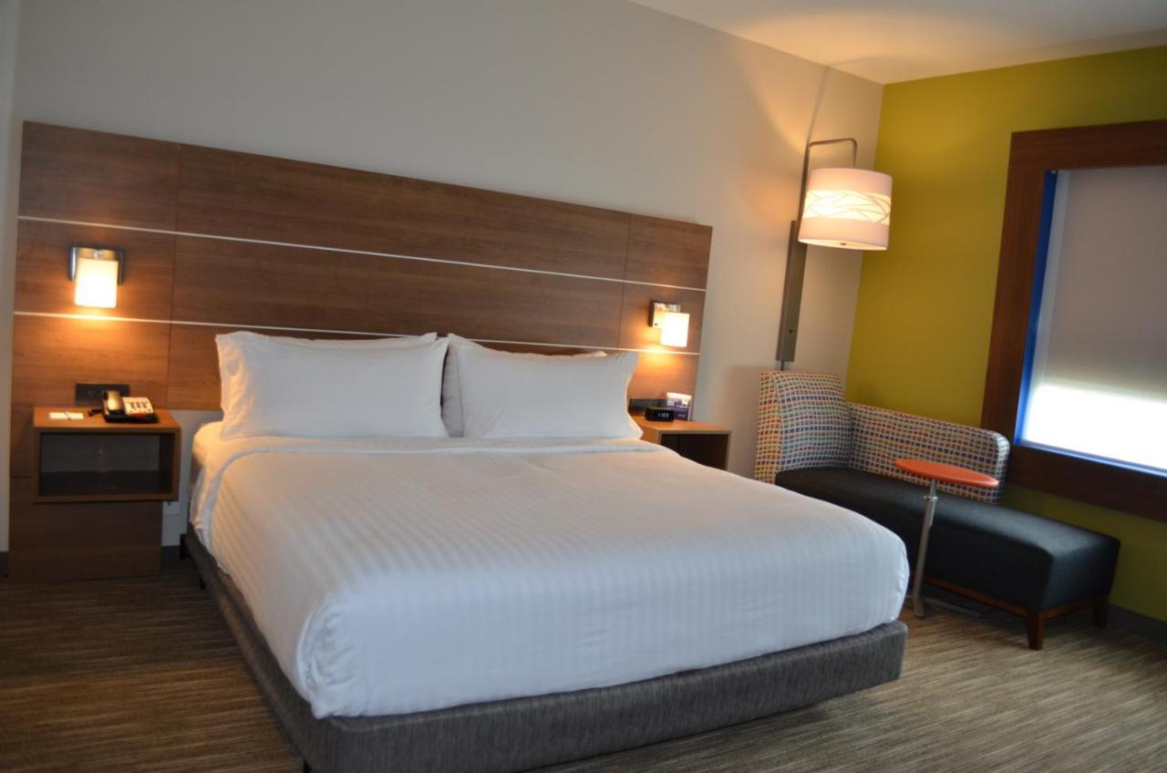 Holiday Inn Express & Suites - Charlotte Ne - University Area, An Ihg Hotel Экстерьер фото